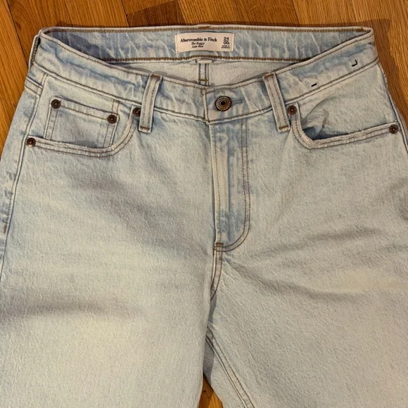 Abercrombie & Fitch Low Rise Baggy Jean - Picture 6 of 9